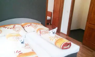 JANOVIČKY U BROUMOVA - chalupa s bazénem - foto číslo 1