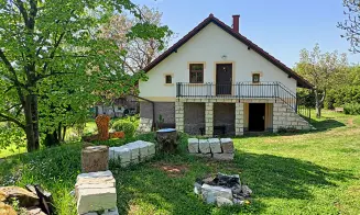 HOLENICE - dům s přítomností majitele