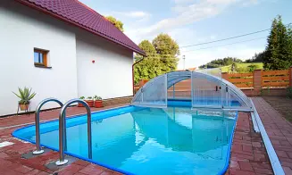 ZBOROV - chalupa se zapuštěným bazénem