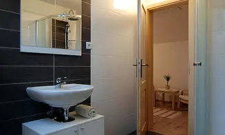 ZBOROV - chalupa se zapuštěným bazénem - foto číslo 15