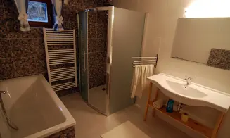 ZBOROV - chalupa se zapuštěným bazénem - foto číslo 10