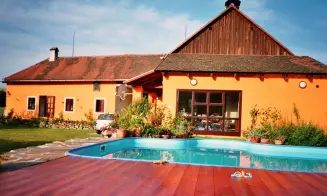 MODLETICE - apartmán se zapuštěným bazénem - foto číslo 7