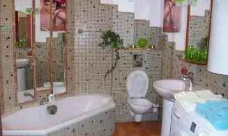 MODLETICE - apartmán se zapuštěným bazénem - foto číslo 2