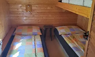 PODHRADÍ NAD DYJÍ - chata se zapuštěným bazénem - foto číslo 2