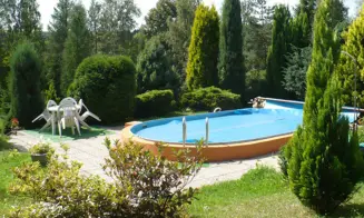 MOSTEK  *** - chata se zapuštěným bazénem